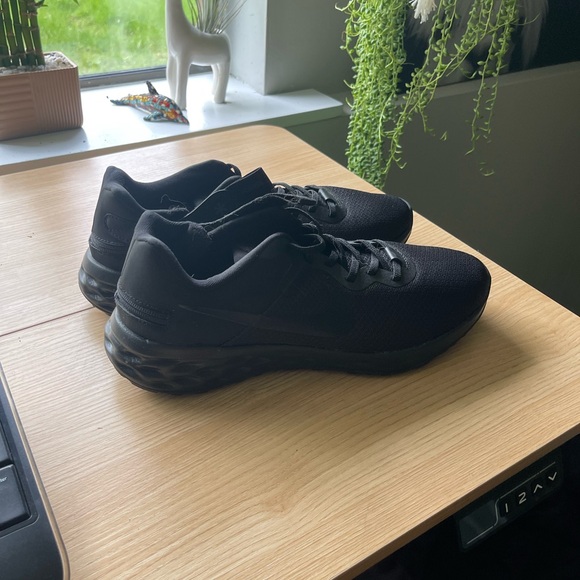 Mens Size 11 Nike Black Sneakers - Picture 4 of 5